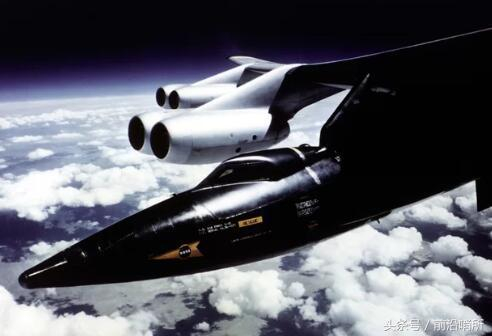 B-52战略轰炸机挂载X-15高超音速飞行器