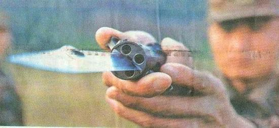 ▲中国的91式匕首枪有4个枪管一共可以装弹4发子弹