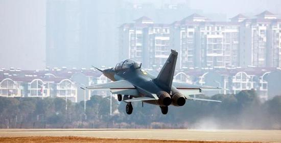 图为测试中的教练-10H。