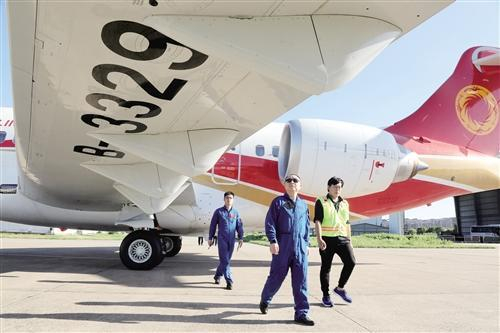 图为已经涂装的112号ARJ21支线客机，其注册号是紧跟111号机的B-3329。