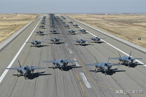 美军某机场的F-35机群