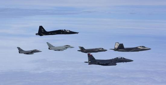图为正和F-22A、F-35A等一票先进战机合练的老迈“鹰爪”。