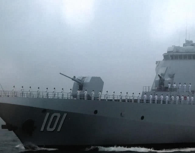 图片：海上阅兵中装备在万吨大驱上的国产HPJ38型单管130毫米舰炮。
