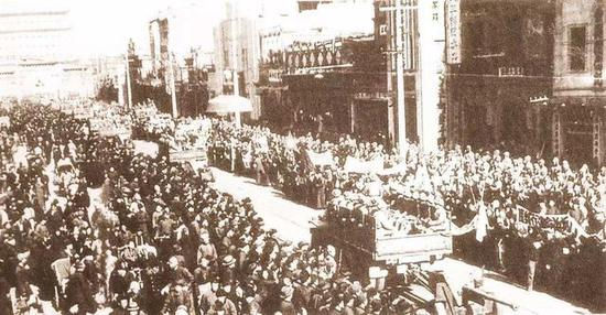 图注：1949年，北平和平解放后的解放军炮兵部队