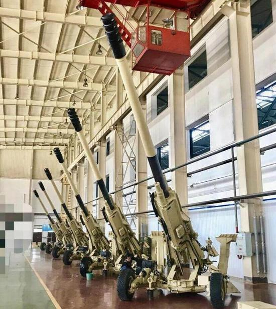图为整齐并排的AH4超轻型榴弹炮。
