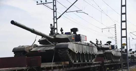 参加东方2018军演的中国99二期坦克