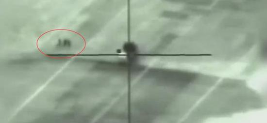 ▲“黛利拉”导弹接近目标时，“铠甲”S1的操作员还在一旁