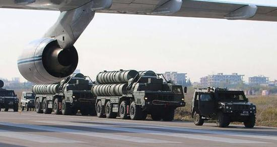 图为通过安-124运输机抵达叙利亚的S-400防空系统。可见安-124的机翼。