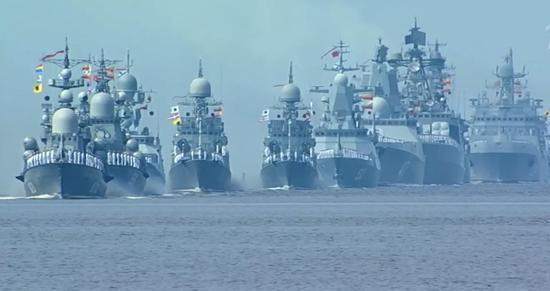 （演习中的俄海军舰艇）