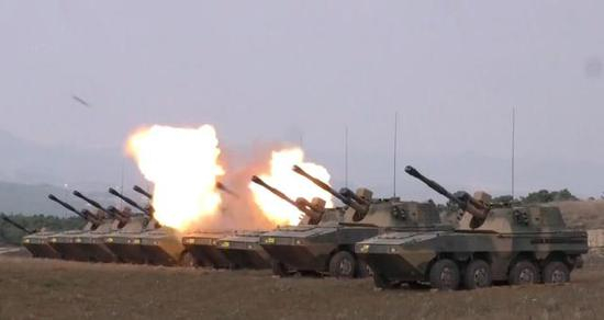 ▲09式122毫米轮式自行榴弹炮齐射瞬间（图片来源于：网络）