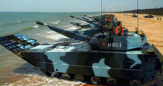 图为整装入水的05式车族。在车辆方面落后于中国同行，可以说是美国海军陆战队的痛处。