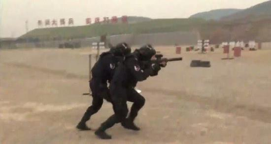 国产05式冲锋枪，现在看来无托化似乎并没有取得预期的效果