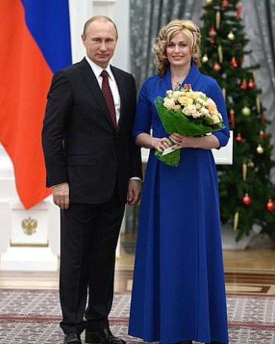 图片：普京为她授勋