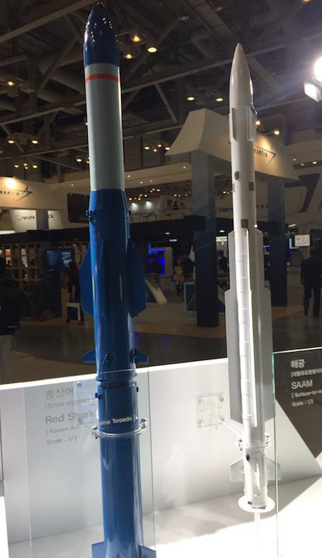 ▲韩国国产的K-SAAM近程防空导弹（白色）和“红鲨”反潜导弹（蓝色）模型