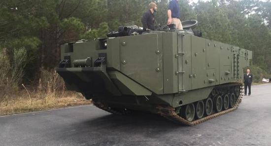 图为加装装甲的AAV7SU，该车并没有优化AAV7的水上航行性能。
