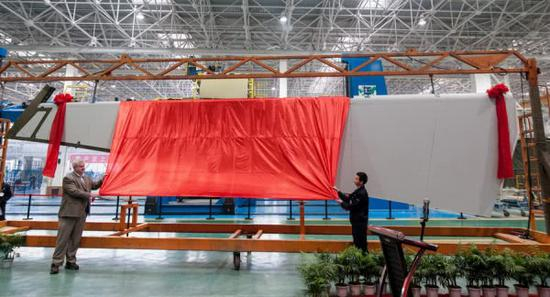这是波音787垂尾方向舵，大量复合材料制造