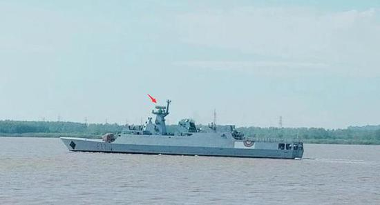 （开始航行测试的“奋斗”号，注意主桅杆的舰载相控阵雷达）