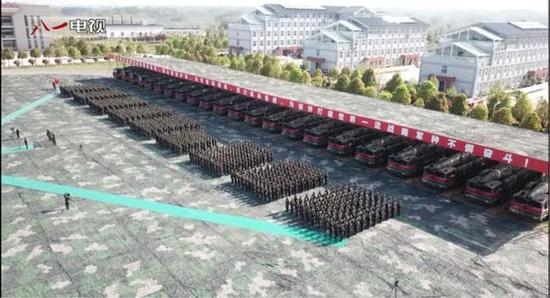 从视频中，我们可以看到一个东风26导弹旅有18部“TEL”车以及4部导弹运输车