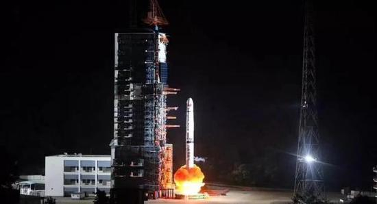 图为向地月引力平衡点，俗称“拉格朗日点L2”发射“鹊桥”中继卫星的长征四号丙火箭。