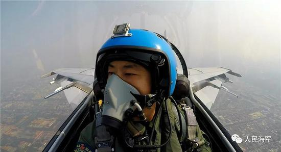 ▲驾驶战机的袁伟