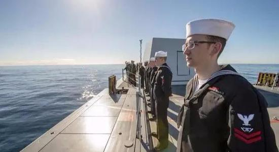 DDG-1000采用舷侧垂发设计，导弹垂发系统部署在侧舷，但直径和深度不如055