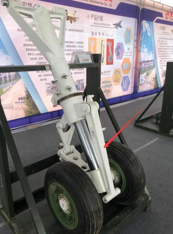 这是弹射舰载机的前起落架牵引杆，摄影师：航喵