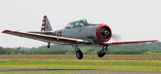 资料图：李纯回归大陆时驾驶的AT-6教练机同型机