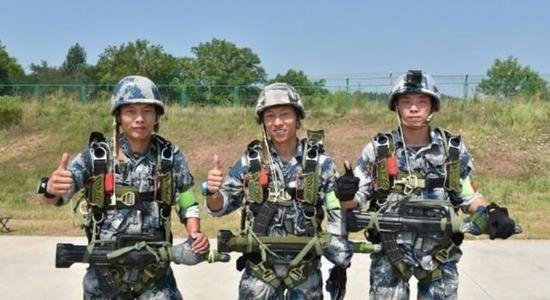 （将固定于身前，可让空降兵获得对地射击和快速解脱能力）