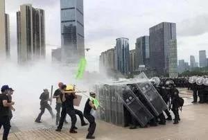 一众公安则处变不惊，马上用灭火筒扑熄。