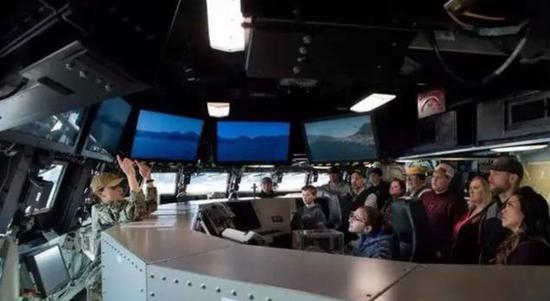 朱姆沃尔特级驱逐舰舰桥内部画面