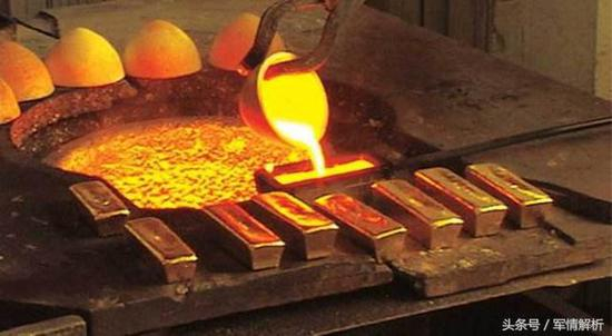 图为黄金冶炼浇铸为金砖形状的流程