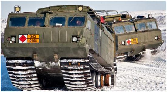 （图为俄罗斯北极战略司令部在季克西镇测试装甲车）