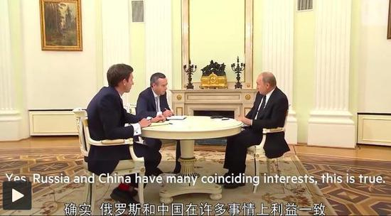 普京接受《金融时报》采访视频截图
