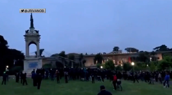 现场民众用绳索拉扯雕像（图源：推特）