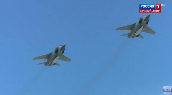 （图为俄罗斯阅兵式上米格-31K携带匕首导弹出场的画面）
