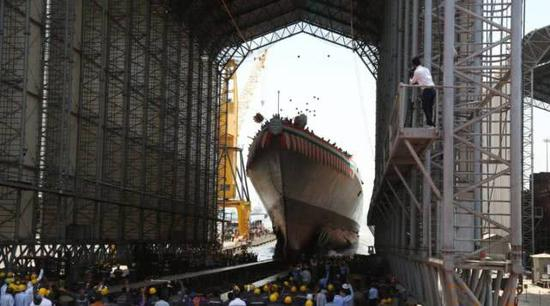 图片：从室内船台内滑出