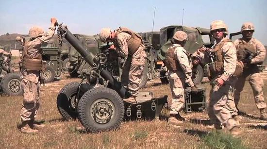 图为M327迫击炮以及操作它的美海军陆战队士兵。