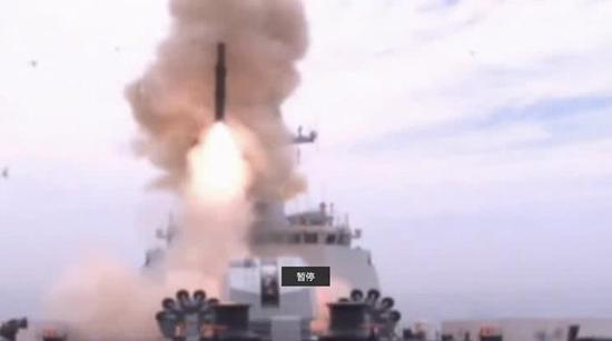 图片：发射鱼-8反潜导弹的054A导弹护卫舰。