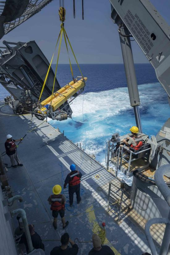 “刀鱼”无人潜航器入海。