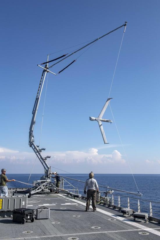 回收“扫描鹰”无人机