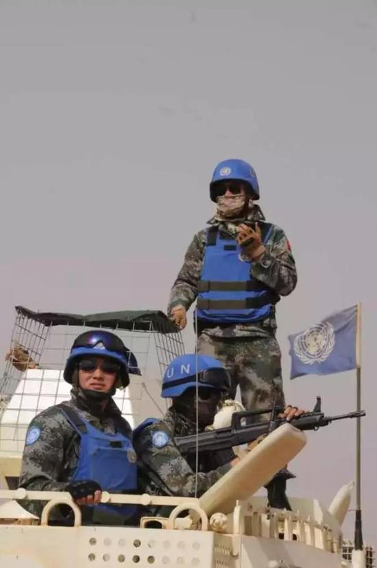 中国维和官兵在执行任务中