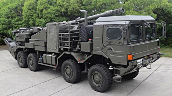 图为“装轮155毫米榴弹炮”的官方公布照片。请注意车头挡风玻璃下的MAN厂标。