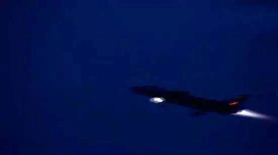 歼-20战机正在夜色中起飞训练