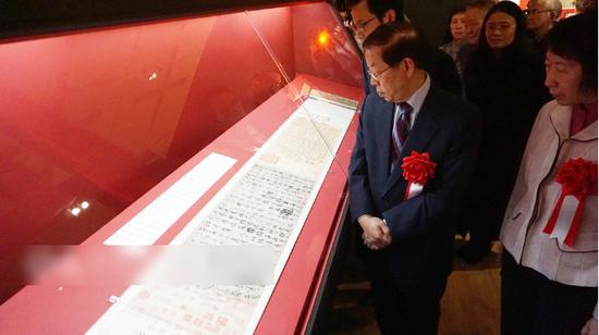 台当局“驻日代表”谢长廷与台北故宫书画处长刘芳如一同欣赏&nbsp; 图自台媒