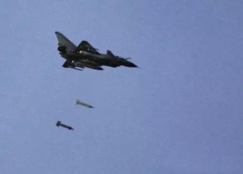 歼-10A也经常在演习中扔LS-500J