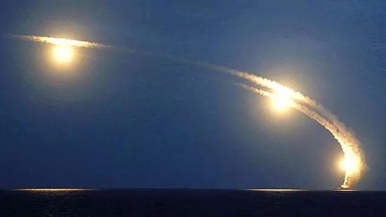 图9.2015年10月7日，里海区舰队的战舰用“口径-NK”系统的巡航导弹实施了打击。