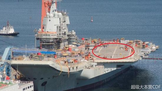 首艘国产航母阻拦索已安装到位。图片来源见水印，感谢作者。