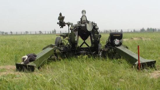 ▲AH4超轻型155毫米加榴炮后视图