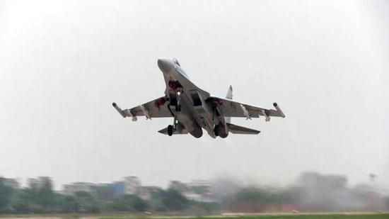 图片：挂载实弹为轰-6K护航的苏-35，@沉默的山羊 截图