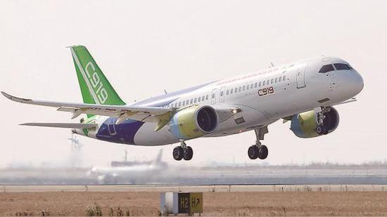 图为首飞中的第二架C919。